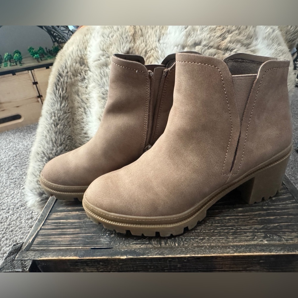 JellyPop Nathanial Women’s Bot Size 7 Brown Camel Color-Faux Suede